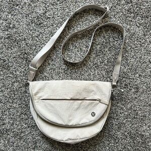LULULEMON white all night festival bag, great condition!